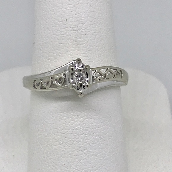 Jewelry - NWT .18 ctw round diamond center ring in 10kt WG